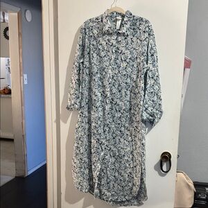 H MNew with tagsFloral Blue and White Women's Dress long sleeve